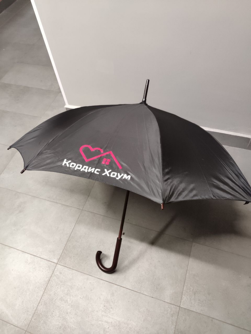УК Кордис Хоум разместила зонты со своим логотипом на ЖК LOFT RIGA для комфорта в дождливую погоду